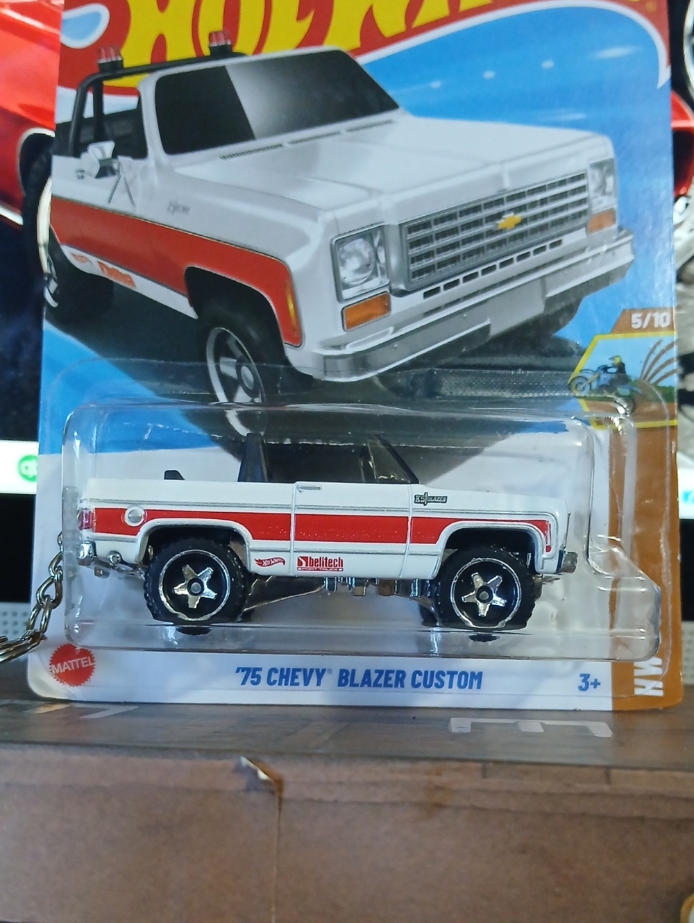 Keychain Hot Wheels '75 Chevy Blazer Custom - White with Red Stripe